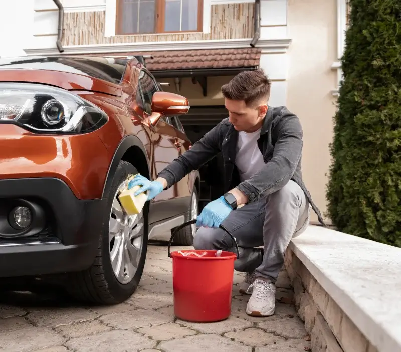 Lavage auto à domicile Notre-Dame-des-Landes : professionnel intervenant sur un véhicule
